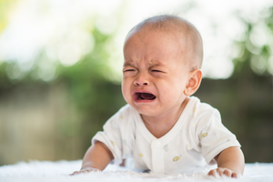 Warum schreit mein Baby nach dem Stillen? Ursachen und Tipps für Eltern